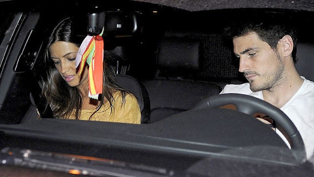 Iker Casillas và Sara Carbonero rời khỏi một nhà hàng ở Madrid vào lúc gần nửa đêm hôm qua.