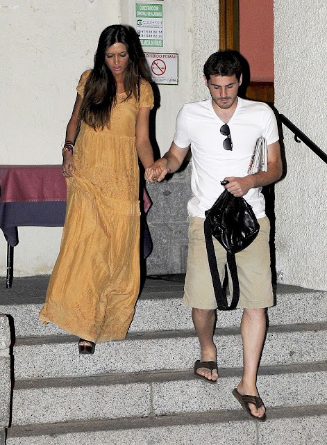 Iker Casillas và Sara Carbonero rời khỏi một nhà hàng ở Madrid vào lúc gần nửa đêm hôm qua.