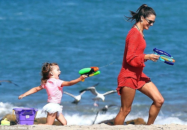 Siêu mẫu Alessandra Ambrosio đã có buổi vui đùa cùng con gái nhỏ Anja Louise Ambrosio Mazur rất thoải mái trên bãi biển Los Angeles, California.