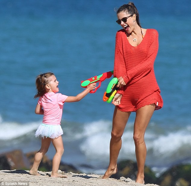 Siêu mẫu Alessandra Ambrosio đã có buổi vui đùa cùng con gái nhỏ Anja Louise Ambrosio Mazur rất thoải mái trên bãi biển Los Angeles, California.