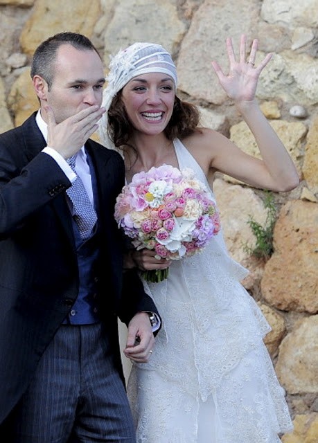 Andres Iniesta và vợ Anna Ortiz rạng ngồi trong ngày cưới.
