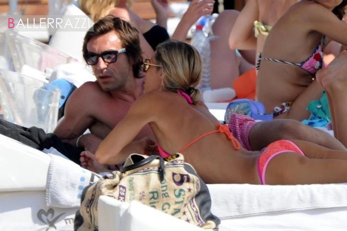 Pirlo nằm phơi năng bên bà xã Deborah tại hòn đảo Ibiza.