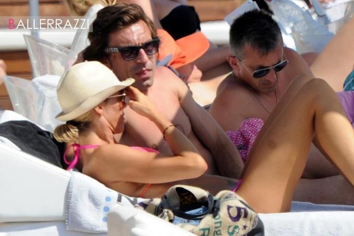 Pirlo nằm phơi năng bên bà xã Deborah tại hòn đảo Ibiza.