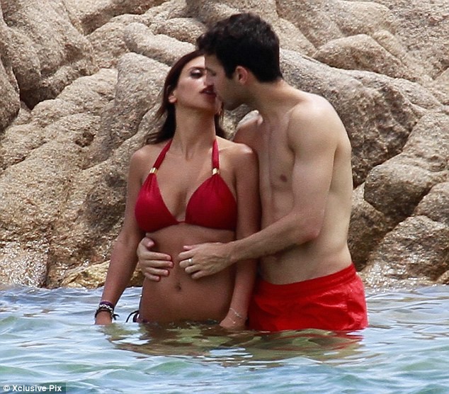 Cesc Fabregas và Daniella Semaan trao nhau nụ hôn trên bãi biển Porto Cervo, Italia.