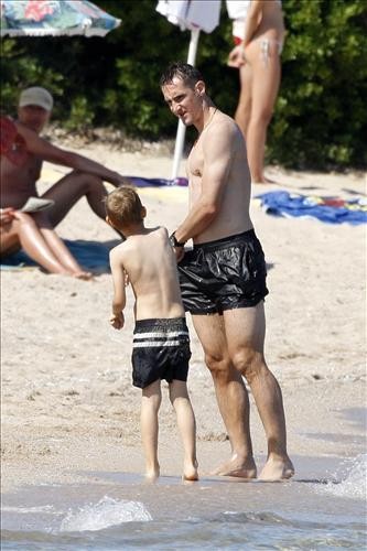 Miroslav Klose chơi cùng con trai trên biển