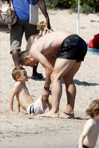 Miroslav Klose chơi cùng con trai trên biển