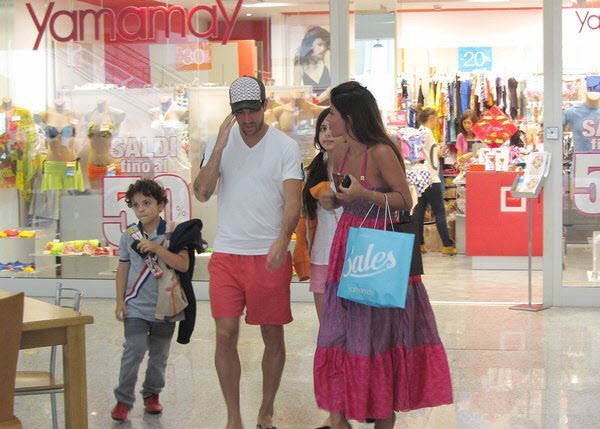 Tiền vệ Fabregas cùng 3 mẹ con bạn gái Daniella Semaan đi mua sắm tại một cửa hàng đồ lót ở Porto Cervo, Italia.