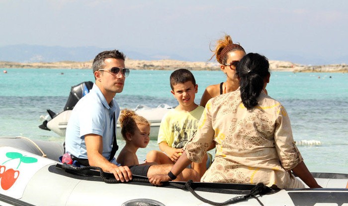 Robin van Persie bế cô con gái nhỏ lên ca nô để ra đảo Formentera ở Tây Ban Nha.