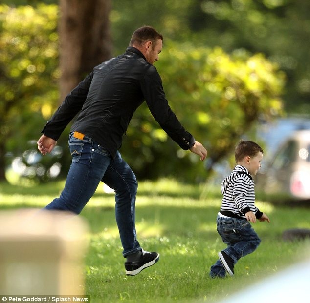 Wayne Rooney cùng cậu con trai Kai chơi đuổi bắt trên bãi cỏ xanh