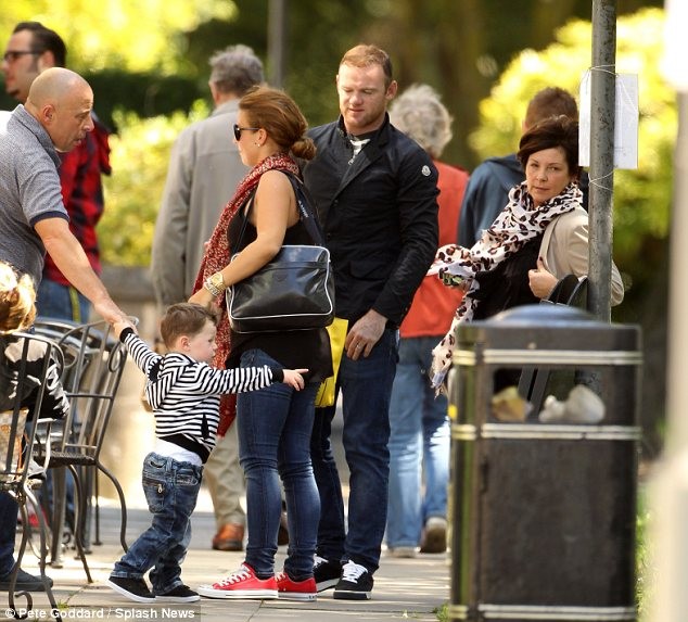 Bố mẹ đẻ của Coleen cũng đi dạo phố cùng gia đình nhà Rooney