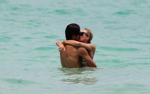 Sami Khedira và bạn gái Lena Gercke hôn nhau vô cùng lãng mạn dưới biển