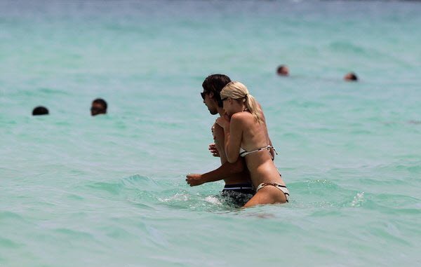 Sami Khedira và bạn gái Lena Gercke chơi đùa với nhau