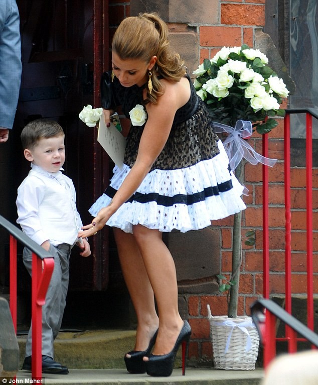 Cậu con trai Kai nhà Rooney cũng được diện một bộ vest khi tới dự đám cưới