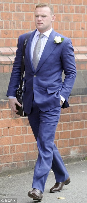 Rooney bảnh bao với vest màu xanh cùng chiếc túi đeo rất sành điệu