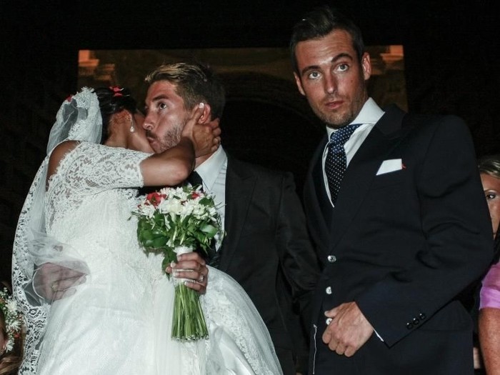 Sergio Ramos ôm hôm chị gái trong lễ cưới của chị được tổ chức vào cuối tuần qua ở Seville, Tây Ban Nha.