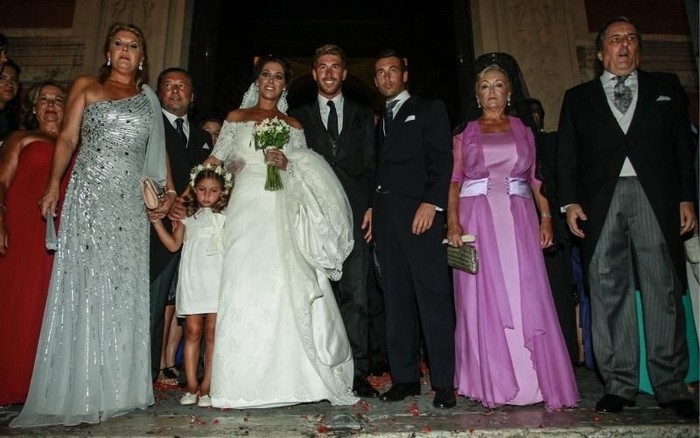 Gia đình nhà Sergio Ramos chụp ảnh chung trong lễ cưới của chị gái