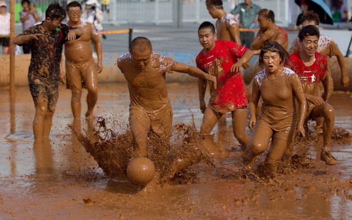 Giải bóng đá sân bùn thế giới được tổ chức ở thủ đô Bắc Kinh (Trung Quốc) với sự tham dự của 32 đội bóng trên khắp thế giới.