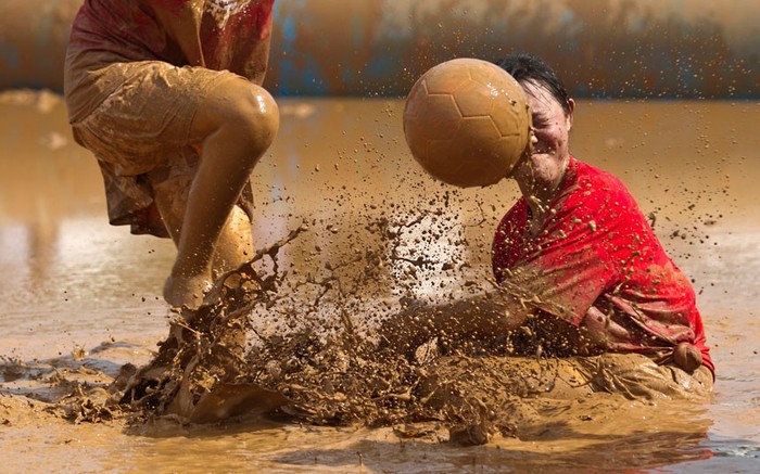 Thi đấu bóng đá trong bùn bắt nguồn từ phía Đông Bắc nước Anh. Ban đầu, nó chỉ là một bài tập thể lực cho binh lính nhưng sau đó được phát triển ra thành một môn thể thao rất được yêu thích