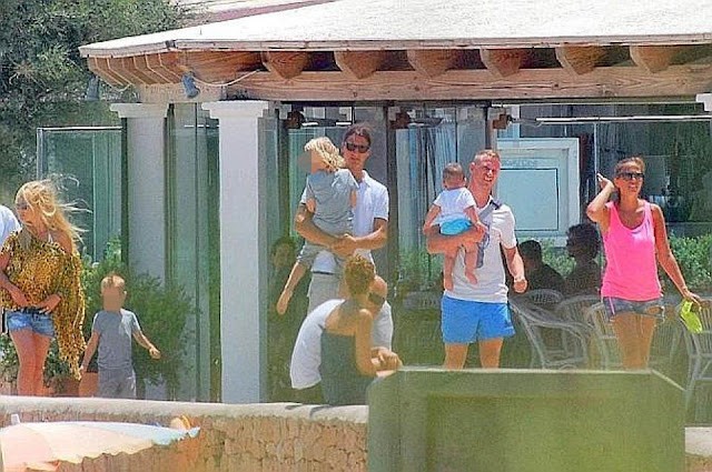 Zlatan Ibrahimovic đưa 2 cậu con trai Maximilian và Vincent cùng cô vợ Helena Seger đi nghỉ hè ở Formentera, Tây Ban Nha.
