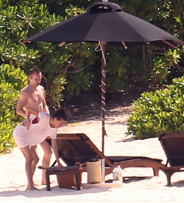 Iniesta và Anna Ortiz cùng nhau tắm nắng và thư giãn trên một bãi biển vắng và rất thơ mộng ở Cancun, Mexico