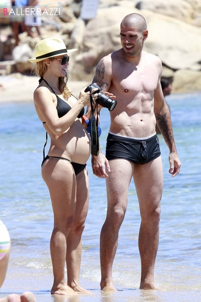 Yolanda Cardona mặc bikini để lộ bụng bầu khá lớn khi cùng chồng và con trai đi nghỉ mát tại Sardinia, Italia.