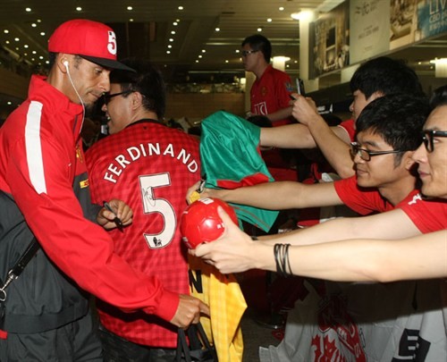 Ferdinand và các đồng đội được tiếp đón nồng nhiệt tại sân bay Thượng Hải