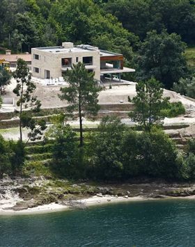 Căn nhà mới của Cristiano Ronaldo được xây trên một hòn đảo nhỏ được bao quanh bởi núi, rừng và hồ nước ở Geres, Bồ Đào Nhà