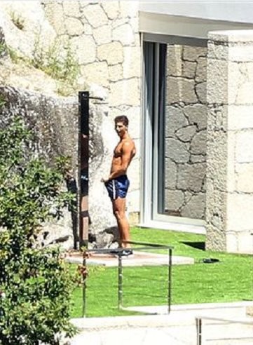 Cristiano Ronaldo và Irina Shayk và gia đình đang tận hưởng kỳ nghỉ hè cuối tại ngôi nhà mới