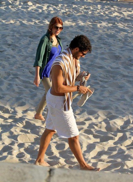 Pato và Barbara đi dạo tình tứ trên bãi biển
