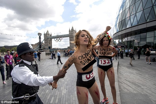 2 người đẹp ngực trần biểu tình gần Cầu tháp đôi ở London, Anh. Họ thuộc nhóm hoạt động vì nhân quyền Femen.