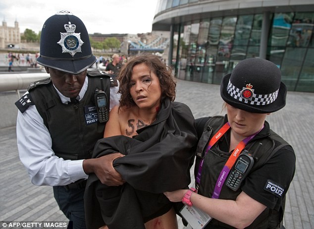 Cảnh sát rất vất vả để khống chế các người đẹp ngực trần biểu tình
