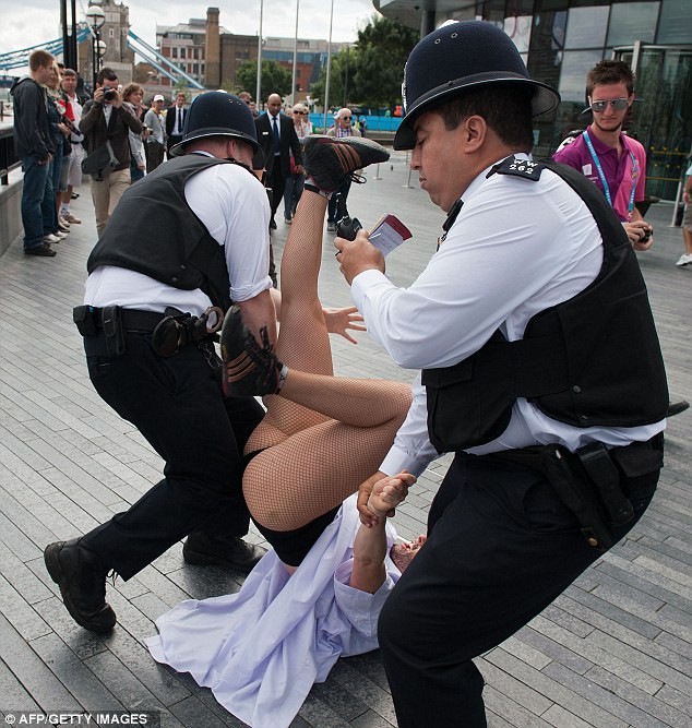 Cảnh sát rất vất vả để khống chế các người đẹp ngực trần biểu tình