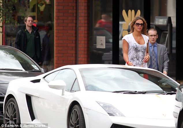 Ngày hôm qua, Daniela Martins đã lái chiếc xe Lamborghini Gallardo màu trắng sang trọng do chồng chưa cưới Nani tăng đi mua sắm tại một cửa hàng thời trang ở Wimslow, Cheshire.