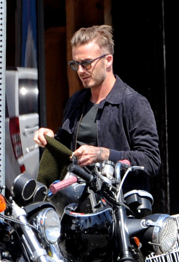 David Beckham trông rất phong trần và nam tính với trang phục màu đen