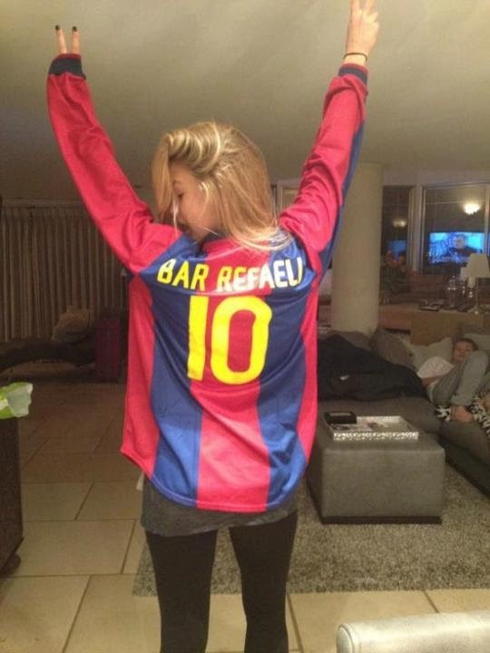 Siêu mẫu Bar Refaeli là một fan hâm mộ cuồng nhiệt của Barcelona