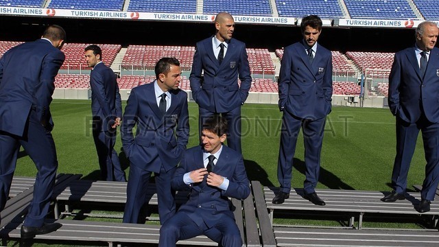 Lionel Messi cùng các đồng đội của Barcelona mặc vest lịch lãm chờ chụp hình trên sân Nou Camp.