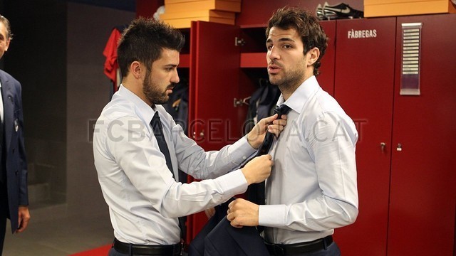 David Villa giúp Fabregas thắt cà vạt.