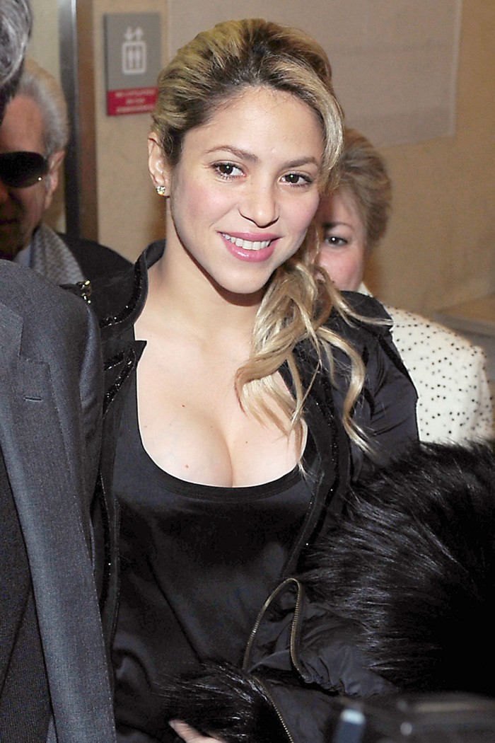 Shakira tới dự buổi khai trương phòng triển lãm ảnh của đạo diễn Jaume de Laiguana tại thành phố Barcelona