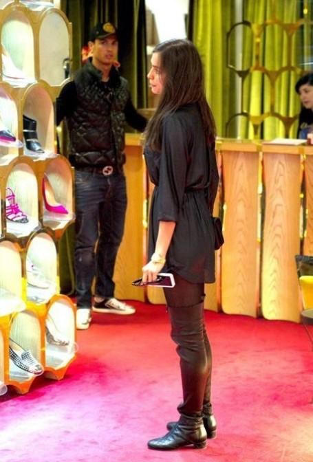 Irina Shayk đang ngắm đôi giày ưng ý nhất.