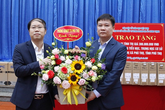 Ông Nguyễn Tiến Bình (bên phải), Tổng biên tập Báo điện tử Giáo dục Việt Nam nhận lẵng hoa bày tỏ lòng cảm ơn của Phòng Giáo dục thị xã Phú Thọ. Ảnh: Tùng Dương.
