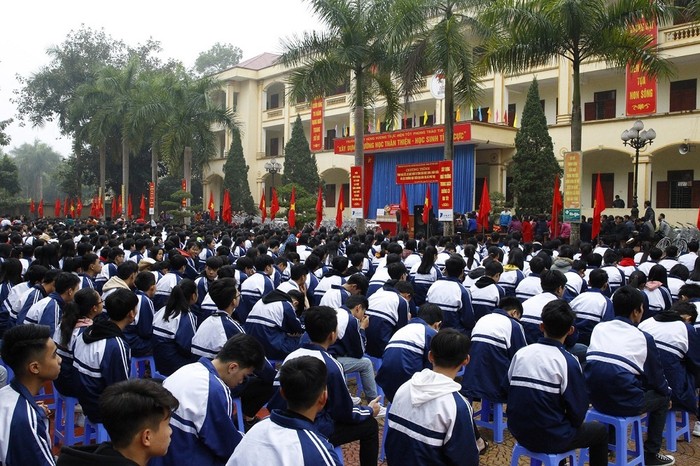 Các em học sinh Trường trung học phổ thông Hùng Vương thị xã Phú Thọ trong lễ trao quà từ thiện của Báo điện tử Giáo dục Việt nam. Ảnh: Tùng Dương.