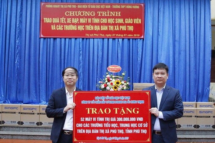 Ông Nguyễn Tiến Bình (bên phải), Tổng biên tập Báo điện tử Giáo dục Việt Nam và ông Nguyễn Ánh Hoàng (bên trái) Trưởng phòng Giáo dục thị xã Phú Thọ trong buổi lễ trao 52 bộ máy tính. Ảnh: Tùng Dương.