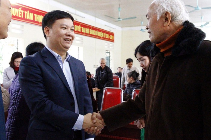 Ông Nguyễn Tiến Bình - Tổng biên tập Báo điện tử Giáo dục Việt Nam thăm hỏi người cao tuổi thị xã Phú Thọ. Ảnh: Tùng Dương