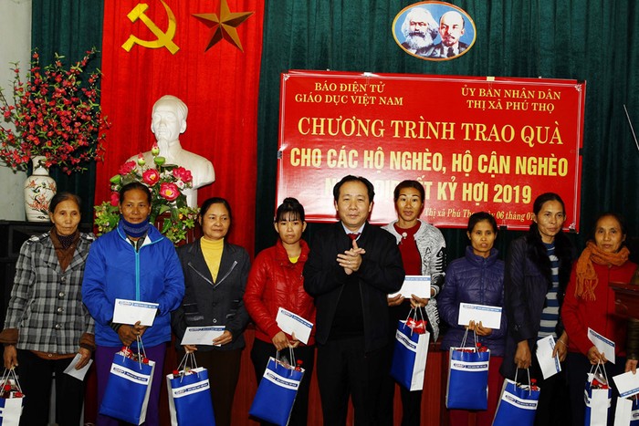 Ông Hà Tuấn Anh – Phó Chủ tịch Thị xã Phú Thọ trong buổi lễ trao tặng quà cho hộ nghèo tại phường Trường Thịnh. Ảnh: Tùng Dương.