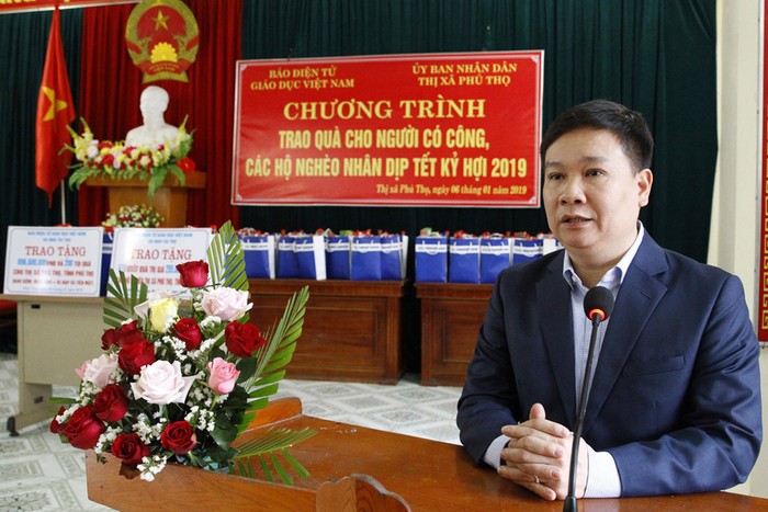 Ông Nguyễn Tiến Bình - Tổng biên tập Báo điện tử Giáo dục Việt Nam phát biểu tại buổi lễ trao quà Tết thị xã Phú Thọ. Ảnh: Tùng Dương.
