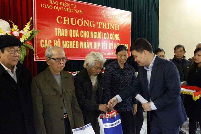 Tổng biên tập Báo điện tử Giáo dục Việt Nam trao quà Tết đến các hộ nghèo thị xã Phú Thọ. Ảnh: Tùng Dương