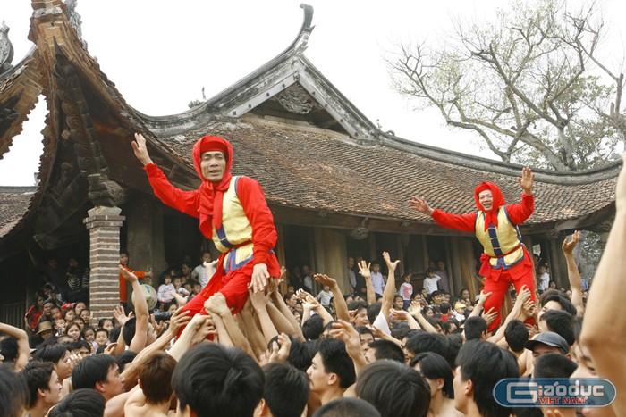 Hai ông Quan đám tại lễ hội làng Đồng Kỵ. Ảnh: Tùng Dương.