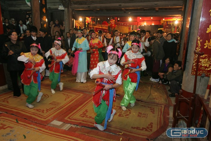 Các thiếu niên xã La Phù với điệu múa sênh tiền trong hội rước. Ảnh: Tùng Dương.