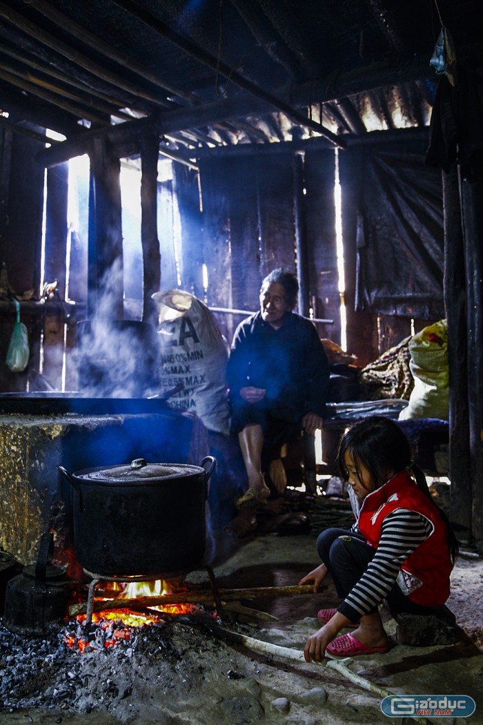 Bếp lửa hồng cũng là nét đặc trưng trong đời sống của người dân tại xã Phố Cáo, Đồng Văn, Hà Giang. Ảnh: Tùng Dương.