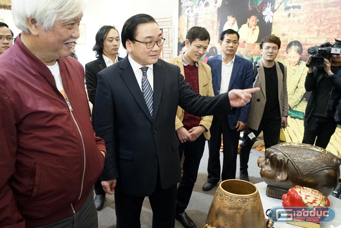 Đồng chí Hoàng Trung Hải Ủy viên Bộ Chính trị, Bí thư Thành ủy Hà Nội và nhà sử học Dương Trung Quốc tại triển lãm. Ảnh: Tùng Dương.